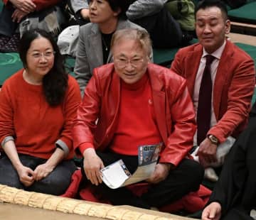 「真っ赤な服で目立つw」大相撲最前列に高須院長 安青錦に贈呈したド派手な化粧まわしを撮影「嬉しそう」