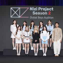 （後列左から）AYAKA、MAYUKA、MIIHI、RIO、NINA（前列左から）MAYA、MAKO、RIKU、RIMA、J.Y. Park（C）Sony Music Entertainment （Japan）Inc.／JYP Entertainment.