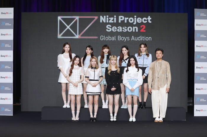 (後列左から)AYAKA、MAYUKA、MIIHI、RIO、NINA(前列左から)MAYA、MAKO、RIKU、RIMA、J.Y. Park(C)Sony Music Entertainment (Japan)Inc./JYP Entertainment.