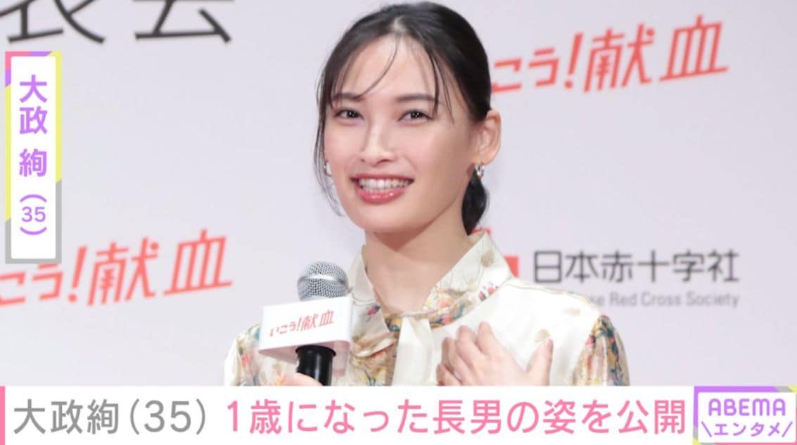 ワンオクToruの妻で1児の母・大政絢（35）、1歳になった長男と並んで歩く姿を披露し「ちっちゃいToruさん」など反響