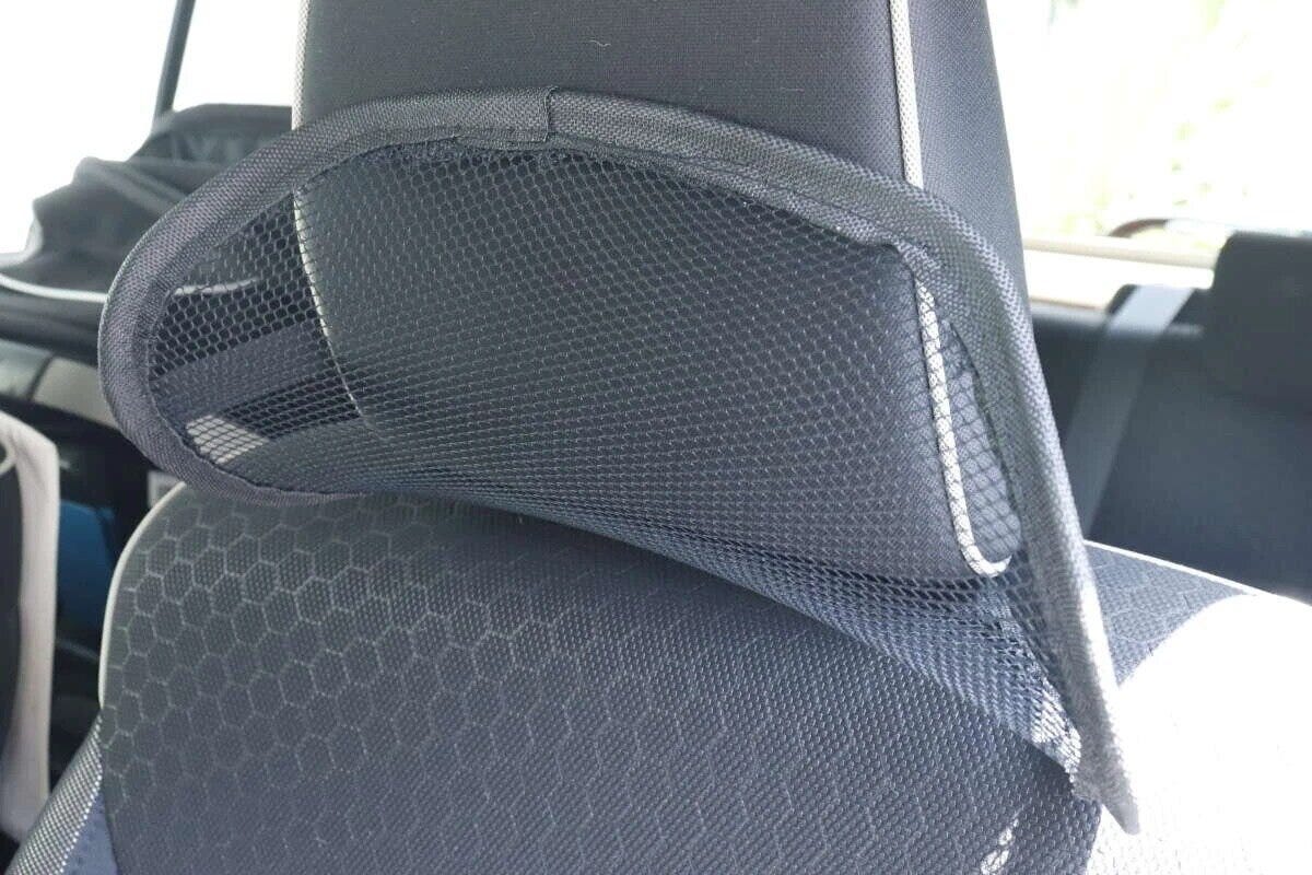 車の座席のヘッドレストに装着されたネック用メッシュバックレスト
