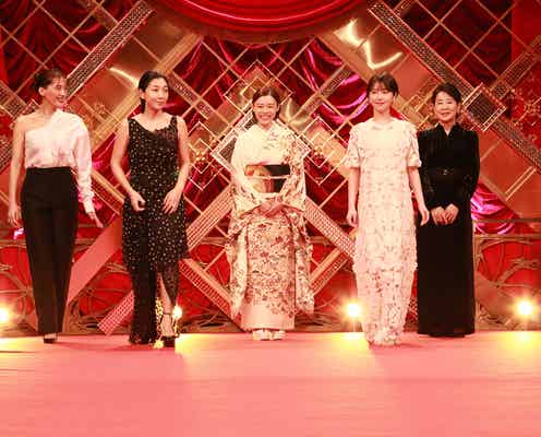 綾瀬はるか、肩出しシャツで素肌輝く 浜辺美波・安藤サクラはレッドカーペットに再登場<第47回日本アカデミー賞>
