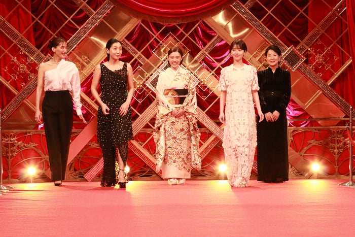綾瀬はるか、肩出しシャツで素肌輝く 浜辺美波・安藤サクラはレッドカーペットに再登場＜第47回日本アカデミー賞＞