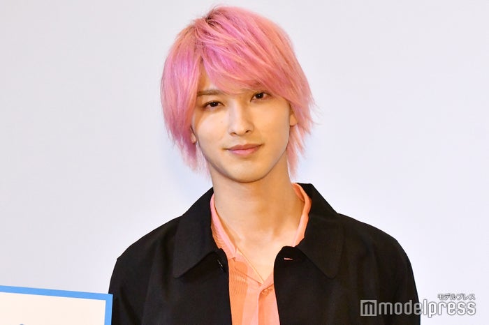 横浜流星の 武器 ピンク髪 パーマ ハイトーン ヘアカラー アレンジで印象ガラリ 19年髪型変遷まとめ モデルプレス