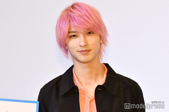横浜流星の 武器 ピンク髪 パーマ ハイトーン ヘアカラー アレンジで印象ガラリ 19年髪型変遷まとめ モデルプレス 横浜流星の 武器 ピンク髪 パーマ ハイトーン ヘアカラー アレンジで印象ガラリ 19年髪型変遷まとめ モデルプレス