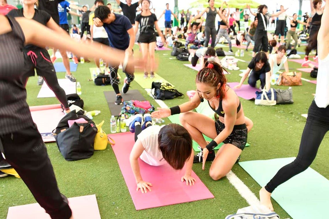 熱心に指導に周るAYA