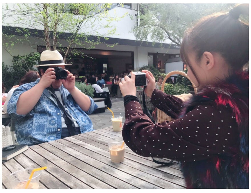 カメラで写真を撮りあって遊ぶ西洋亮と山田菜々／山田菜々オフィシャルブログ（Ameba）より