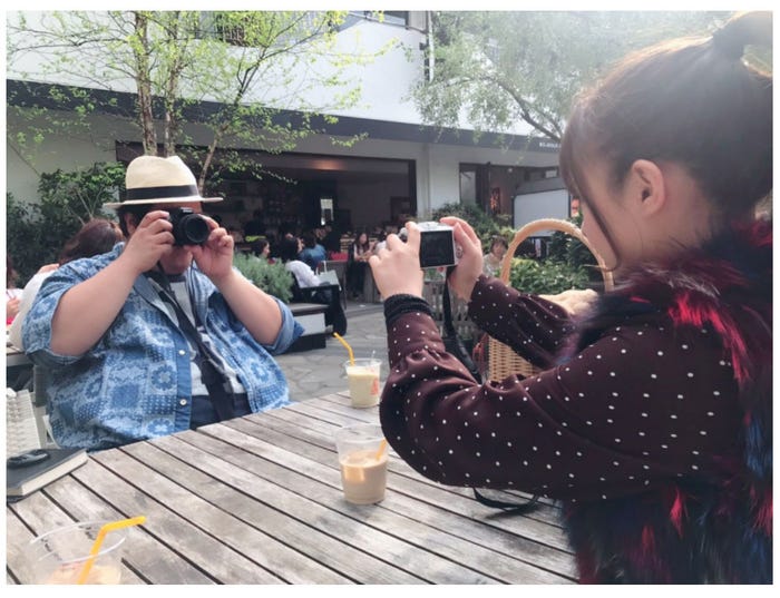 カメラで写真を撮りあって遊ぶ西洋亮と山田菜々/山田菜々オフィシャルブログ(Ameba)より
