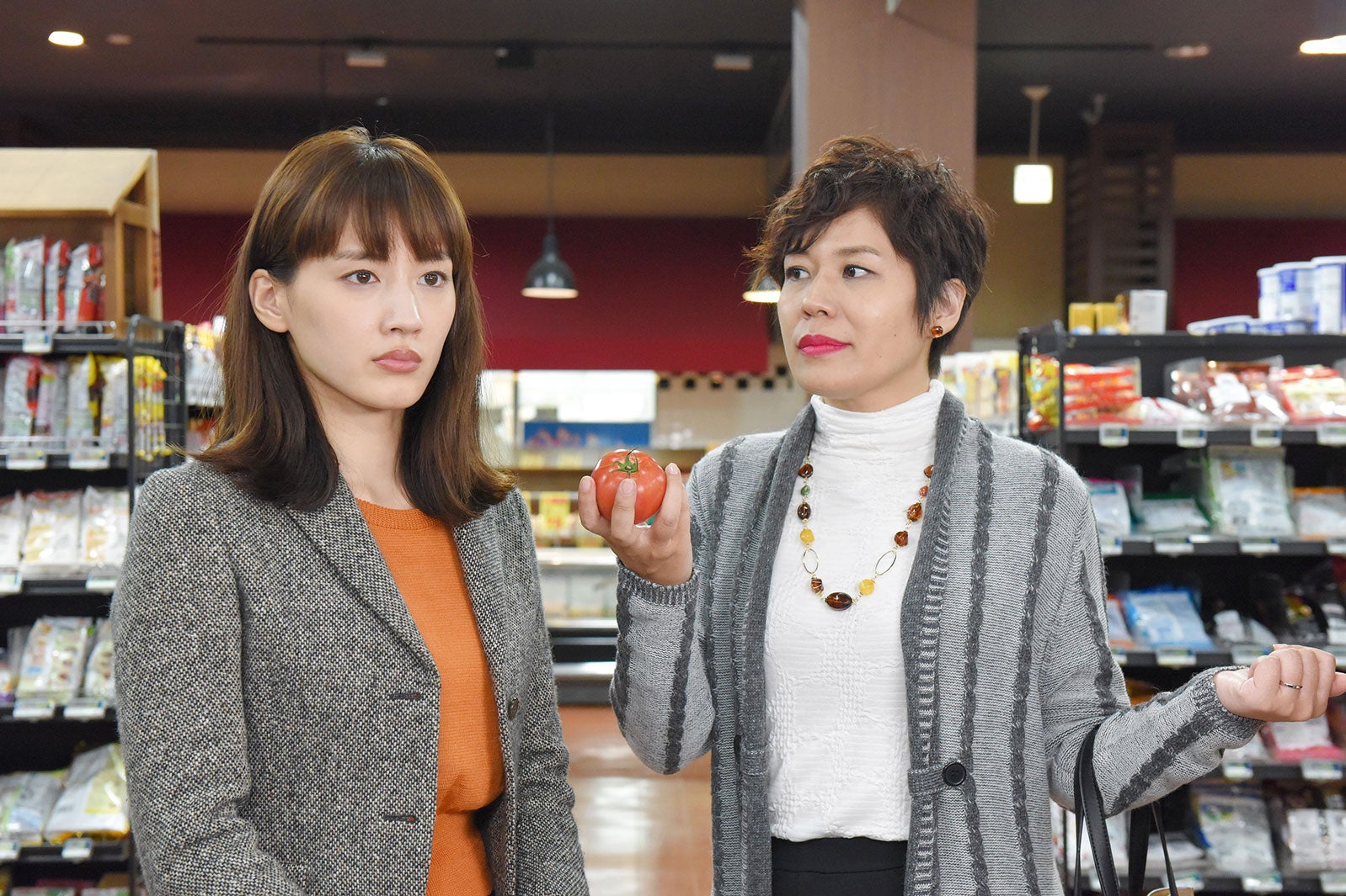 綾瀬はるか、青木さやか／「奥様は、取り扱い注意」第3話より（画像提供：日本テレビ）