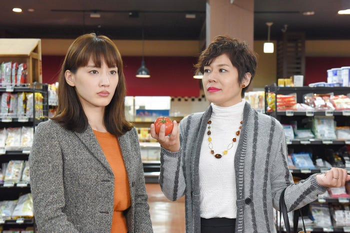 綾瀬はるか、青木さやか/「奥様は、取り扱い注意」第3話より(画像提供:日本テレビ)