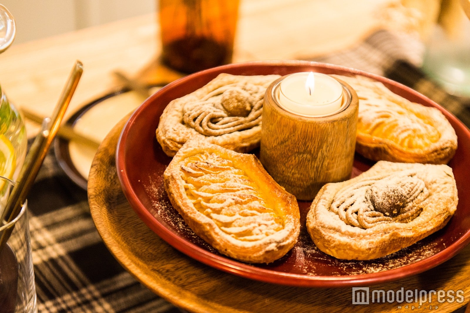 キャンドル囲んでスイーツを盛り付け（C）モデルプレス