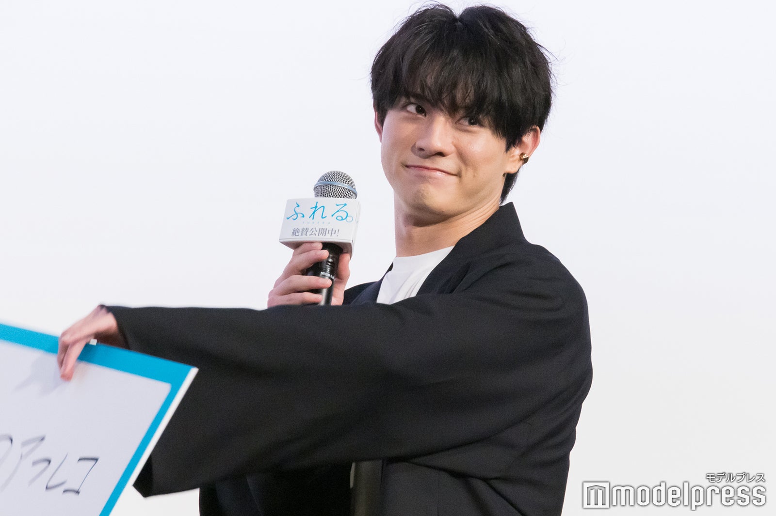 フリップを披露した前田拳太郎（C）モデルプレス