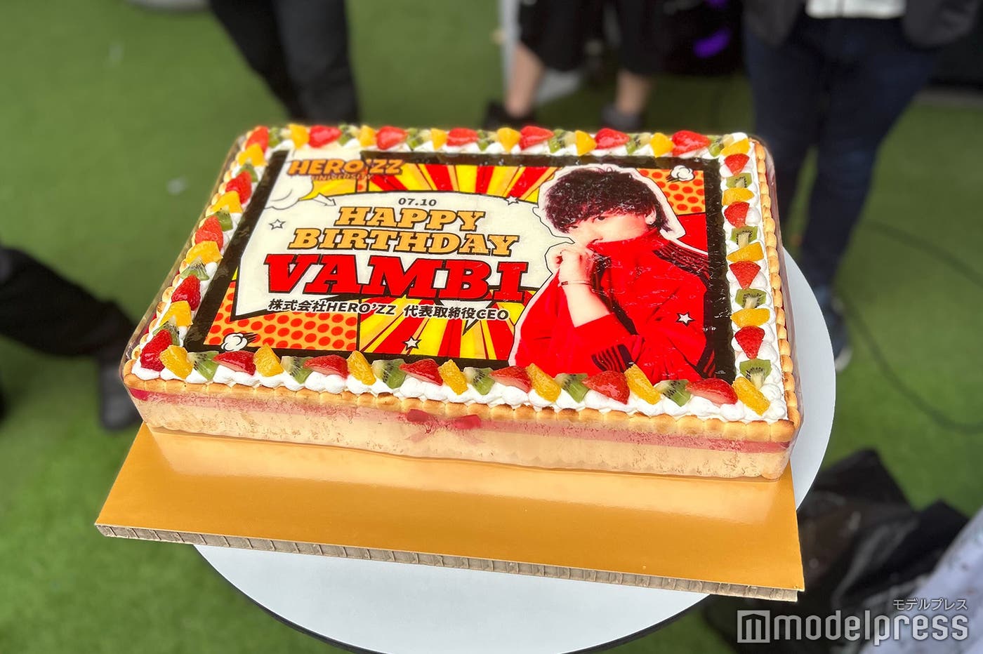 サプライズで用意された誕生日ケーキ(C)モデルプレス