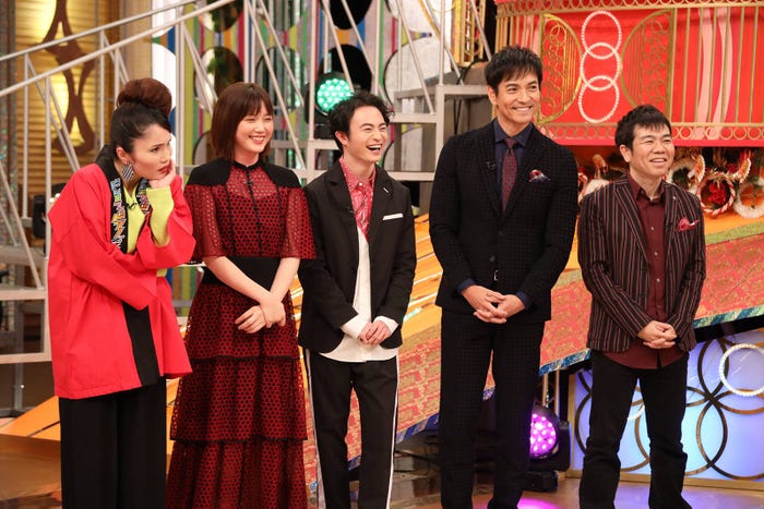 月9『絶対零度~未然犯罪潜入捜査~』チーム(左から)平野ノラ、本田翼、森永悠希、沢村一樹、マギー(C)フジテレビ