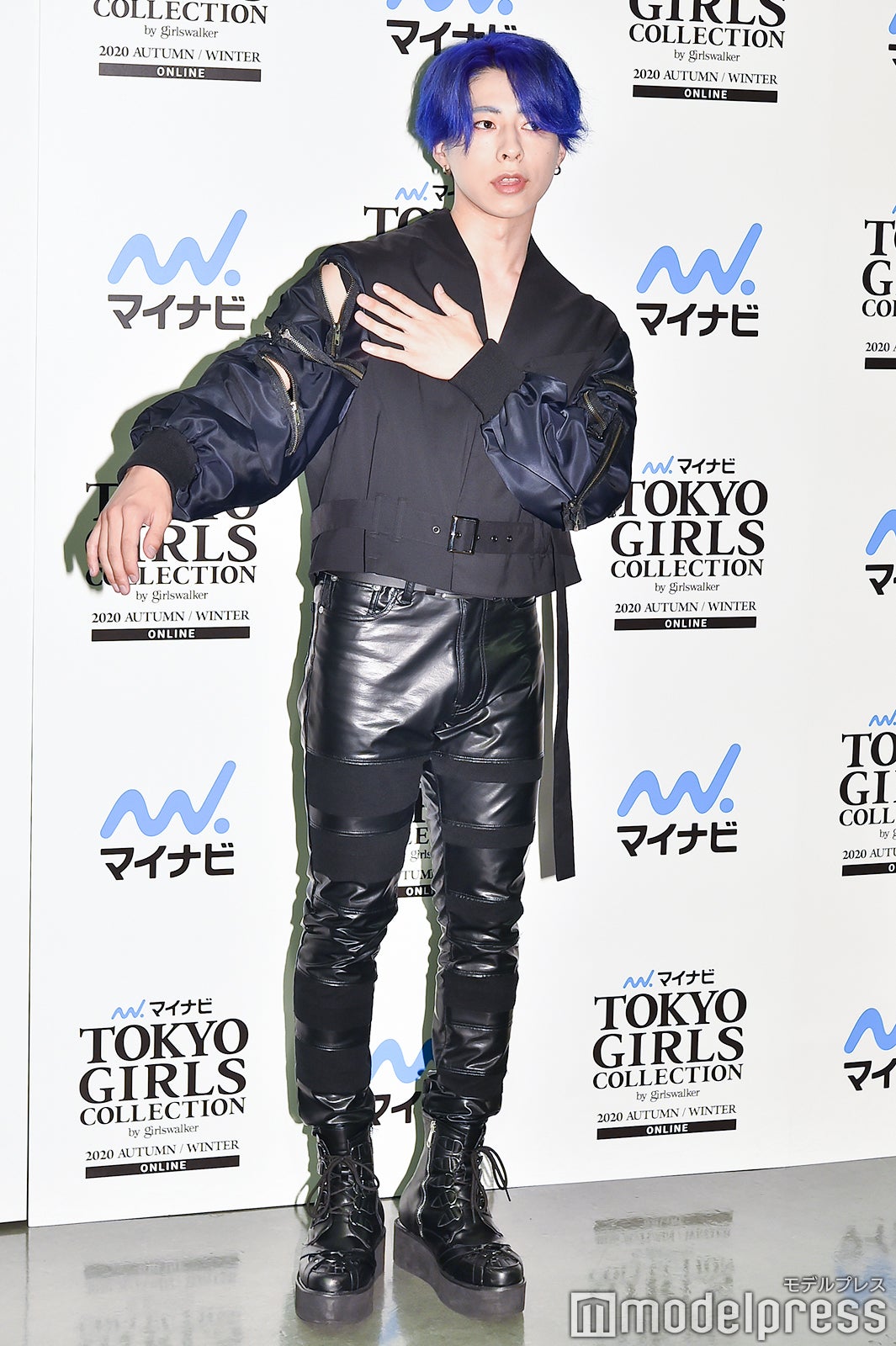 衣装を解説する佐野文哉（C）モデルプレス