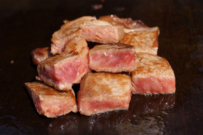 上州和牛　とろける和牛のロースステーキ（とろける和牛の角切りステーキ）／画像提供：ロッキング・オン・ジャパン