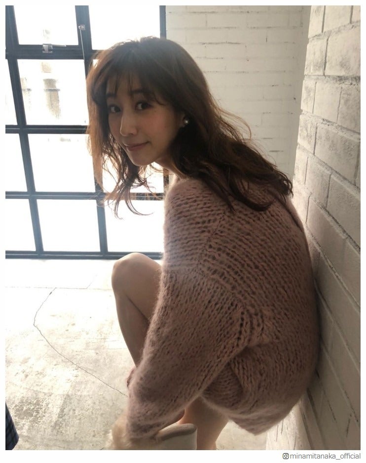 田中みな実、美脚あらわなゆるニット姿の“他撮り”披露「天使」「溢れ出る色気」と反響