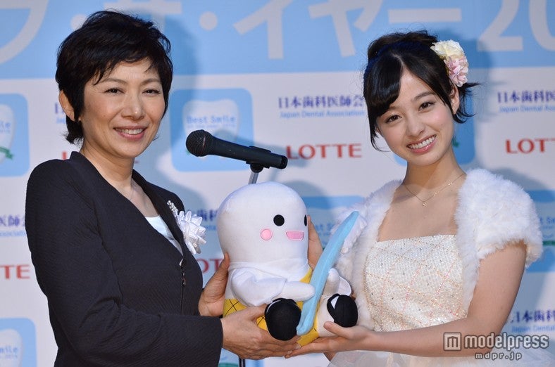 『ベストスマイル・オブ・ザ・イヤー 2014』を受賞した橋本環奈（右）