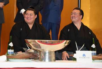 「可愛い笑顔が最高」元横綱の二所ノ関親方が自撮り→満面笑みの大の里が！ファン反響「味があっていい」「親方がメインに」