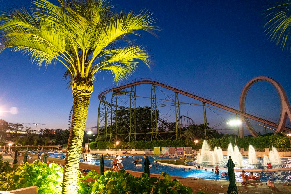 ナイトプール／画像提供：よみうりランド