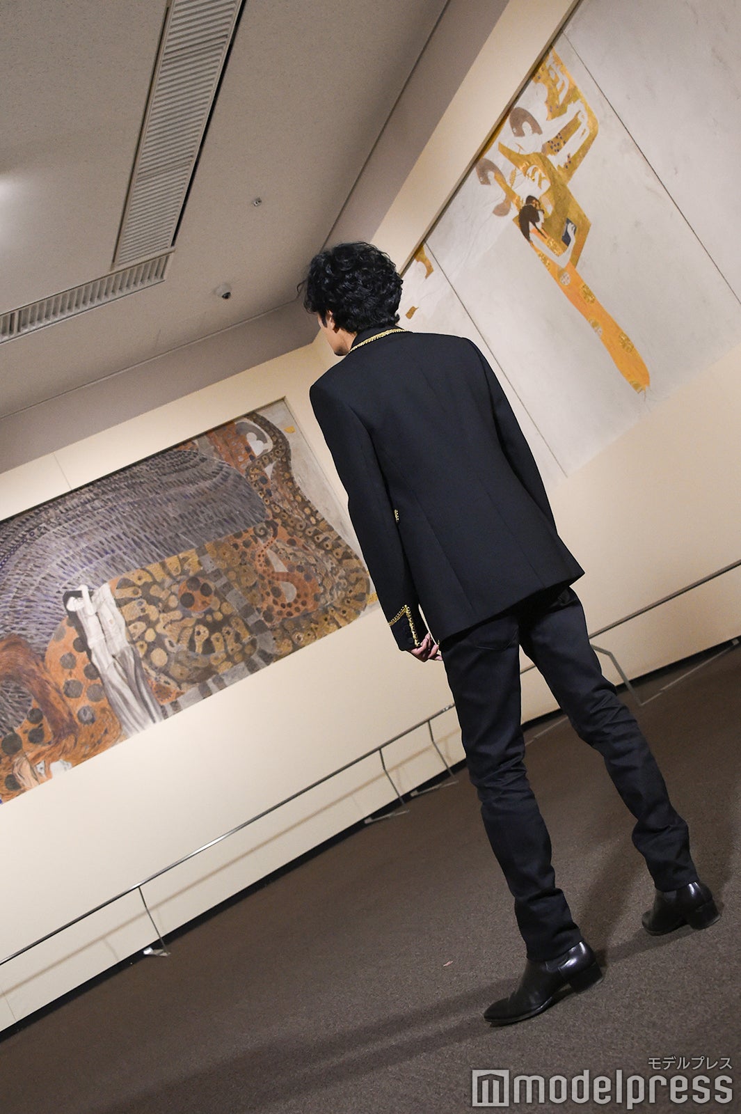 作品を鑑賞する稲垣吾郎の後ろ姿 （C）モデルプレス