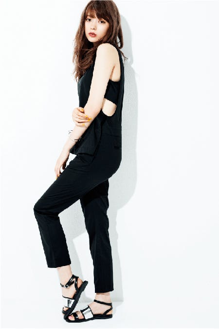 カットソーコンビネゾン¥9,990 ネックレス¥990 サンダル¥4,990/AZUL by moussy(C)TOPLOG