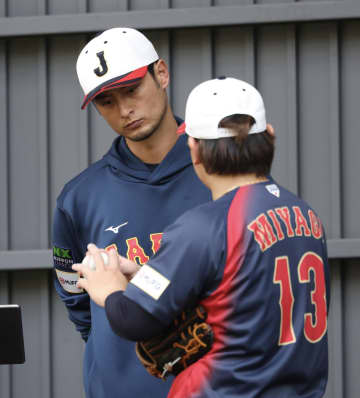 侍ジャパン ダルビッシュに助言求める投手が続出 各球団の一流投手がどん欲に ブルペンに異例の光景広がる