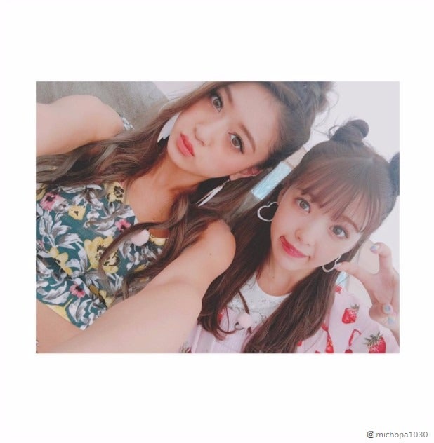 藤田ニコル＆みちょぱ、お揃いお団子ヘアで“双子ちょぱるん”