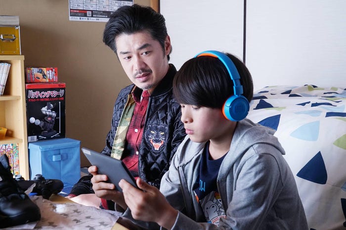 平山浩行、和田庵/「隣の家族は青く見える」第2話より(C)フジテレビ