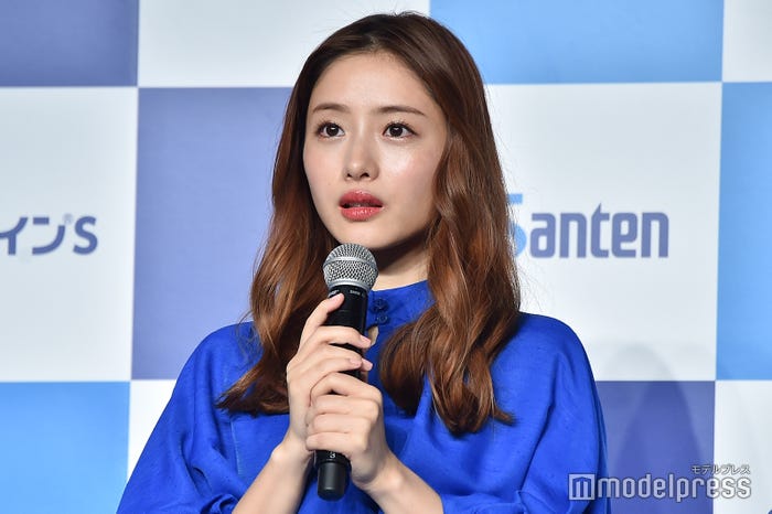 「10秒まばたきチャレンジ」に挑戦する石原さとみ(C)モデルプレス