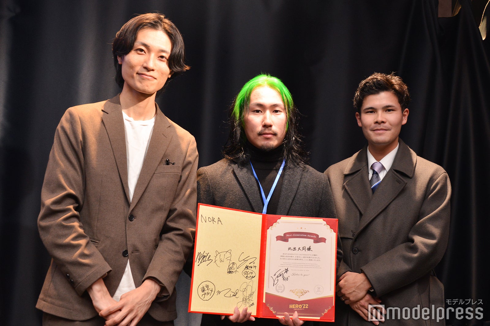 （左から）講師のガリレオ、北出大周、マネージャーのかずひら（C）モデルプレス