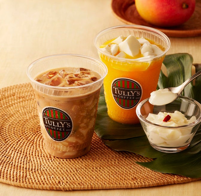 （左から）「杏仁豆腐&アマレットラテ」「杏仁豆腐&マンゴースワークル」／画像提供：タリーズコーヒージャパン株式会社