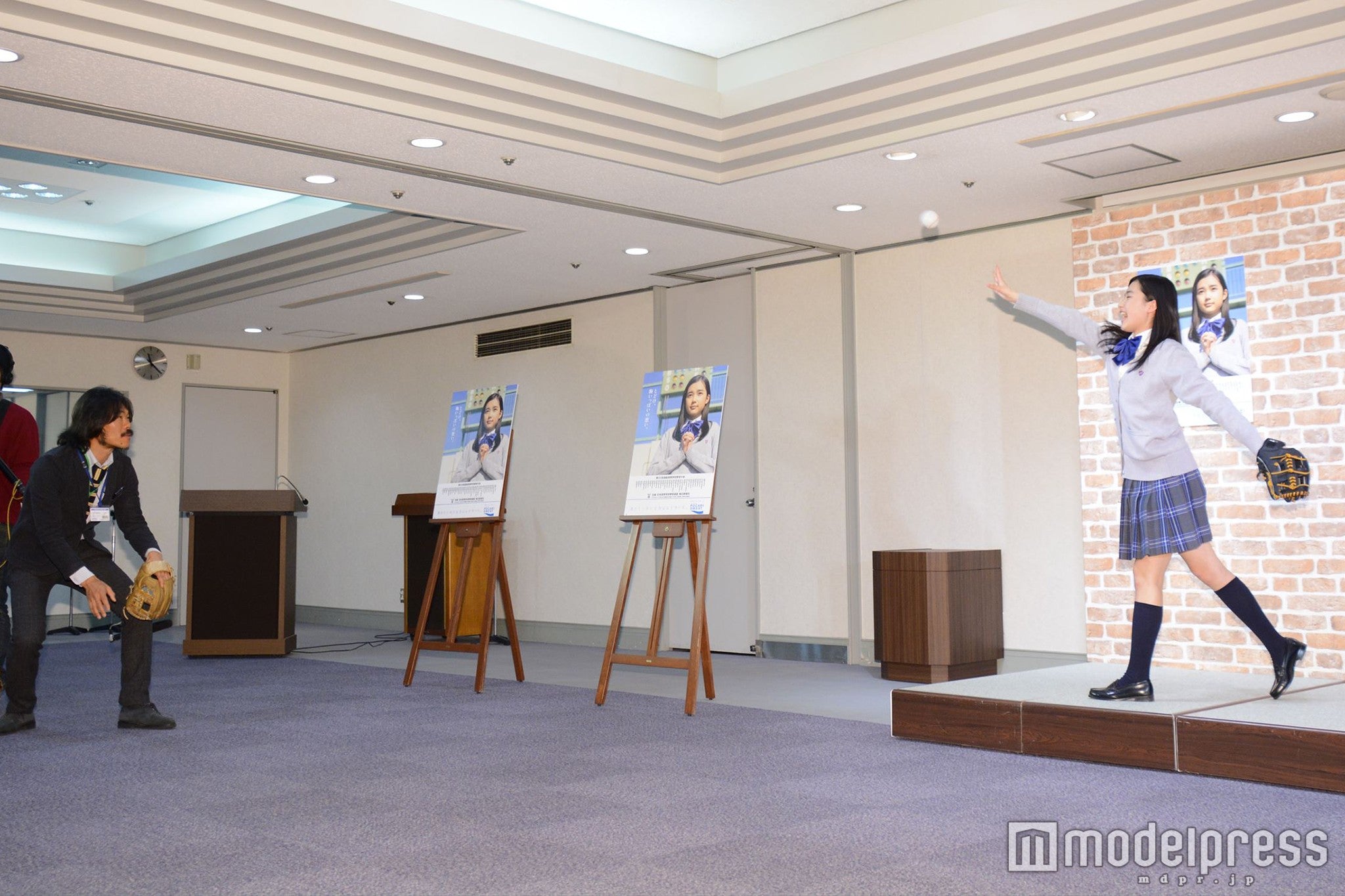 キャッチボールも披露／X21・井頭愛海（C）モデルプレス