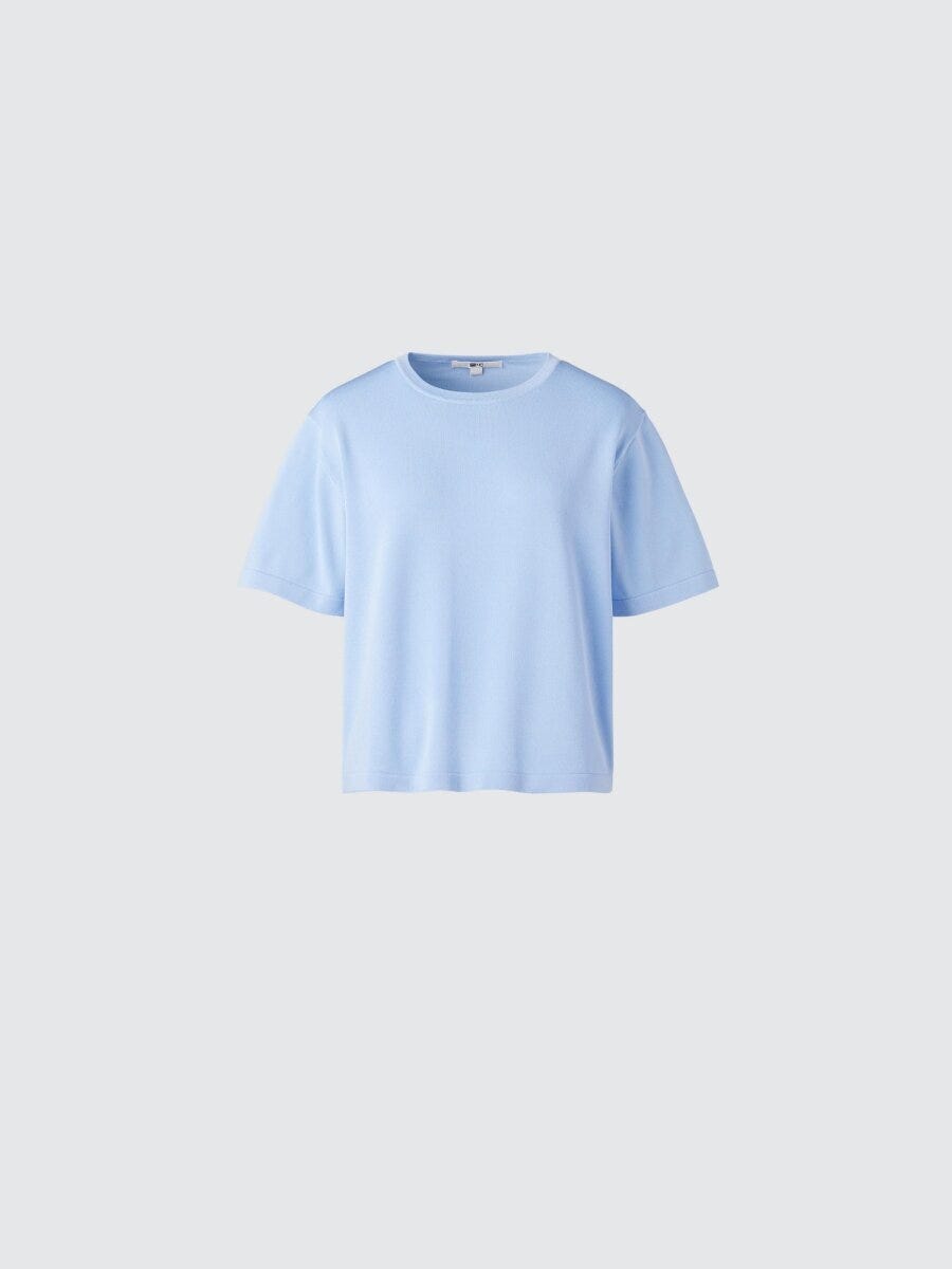 薄い水色のボクシーニットTシャツを正面から撮影