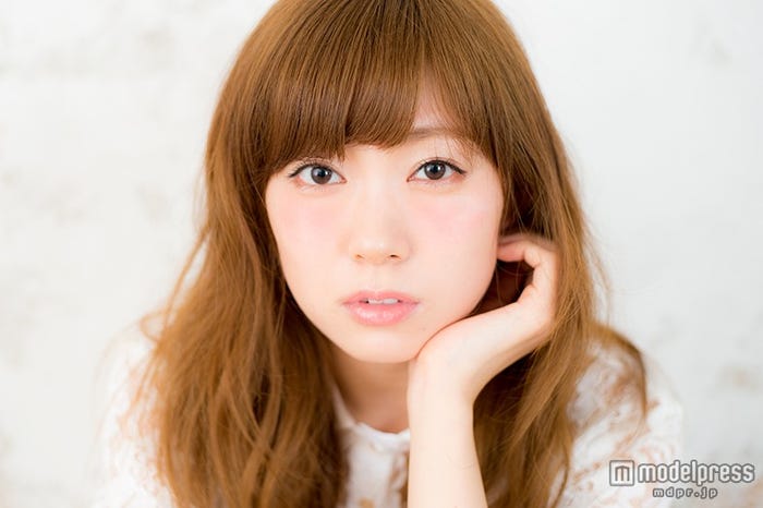 大胆“おフェロ女子”に変身 大人の色気放出「ここまでは初めて」(C)モデルプレス