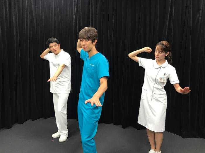 (左から)篠原光アナウンサー、しゅんしゅんクリニックP、後呂有紗アナウンサー(C)日本テレビ