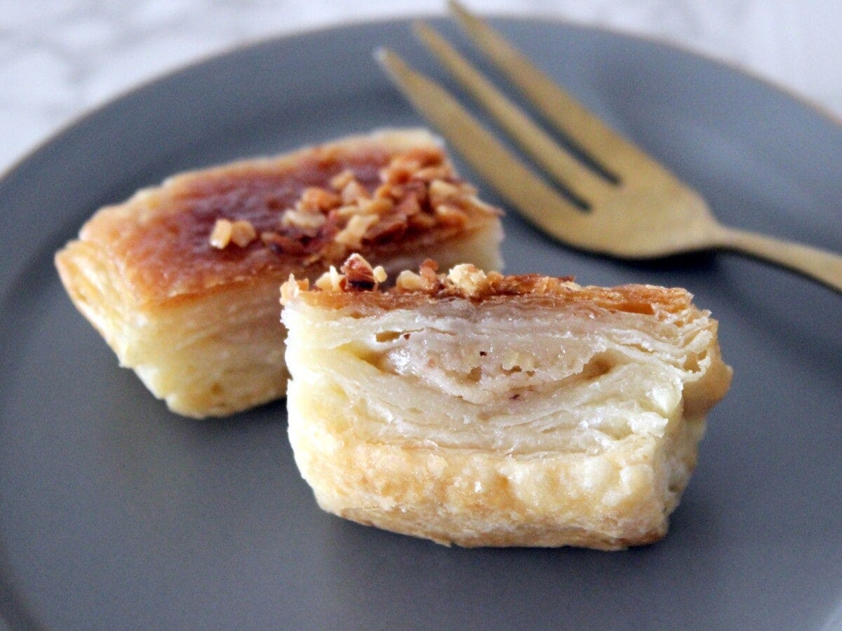 シロップの甘さがダイレクトに感じられるのも、トルコ菓子の特徴