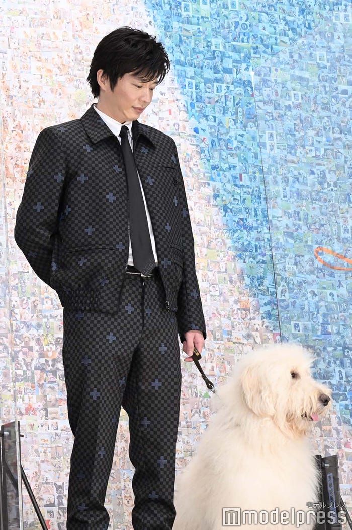 ほか出演者のトーク中もベックを気にかける田中圭 (C)モデルプレス