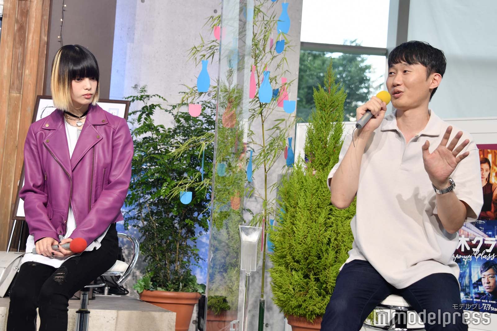 チョ・グァンジン氏の話を真剣に聞く平手友梨奈 （C）モデルプレス