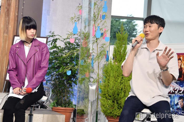 チョ・グァンジン氏の話を真剣に聞く平手友梨奈 (C)モデルプレス