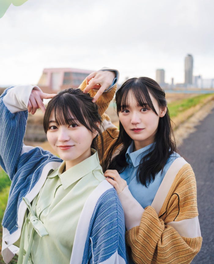 幸阪茉里乃、増本綺良(新たに公開されたカット)/撮影:HIROKAZU、スタイリング:優哉、ヘアメイク:田村直子・澤田果歩、デザイン:松本麻実(GROVENOR design.)(画像提供:講談社)