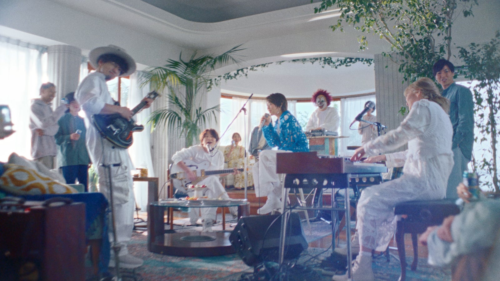 CMでセッションを披露する高畑充希＆SEKAI NO OWARI／新CMカット（提供写真）