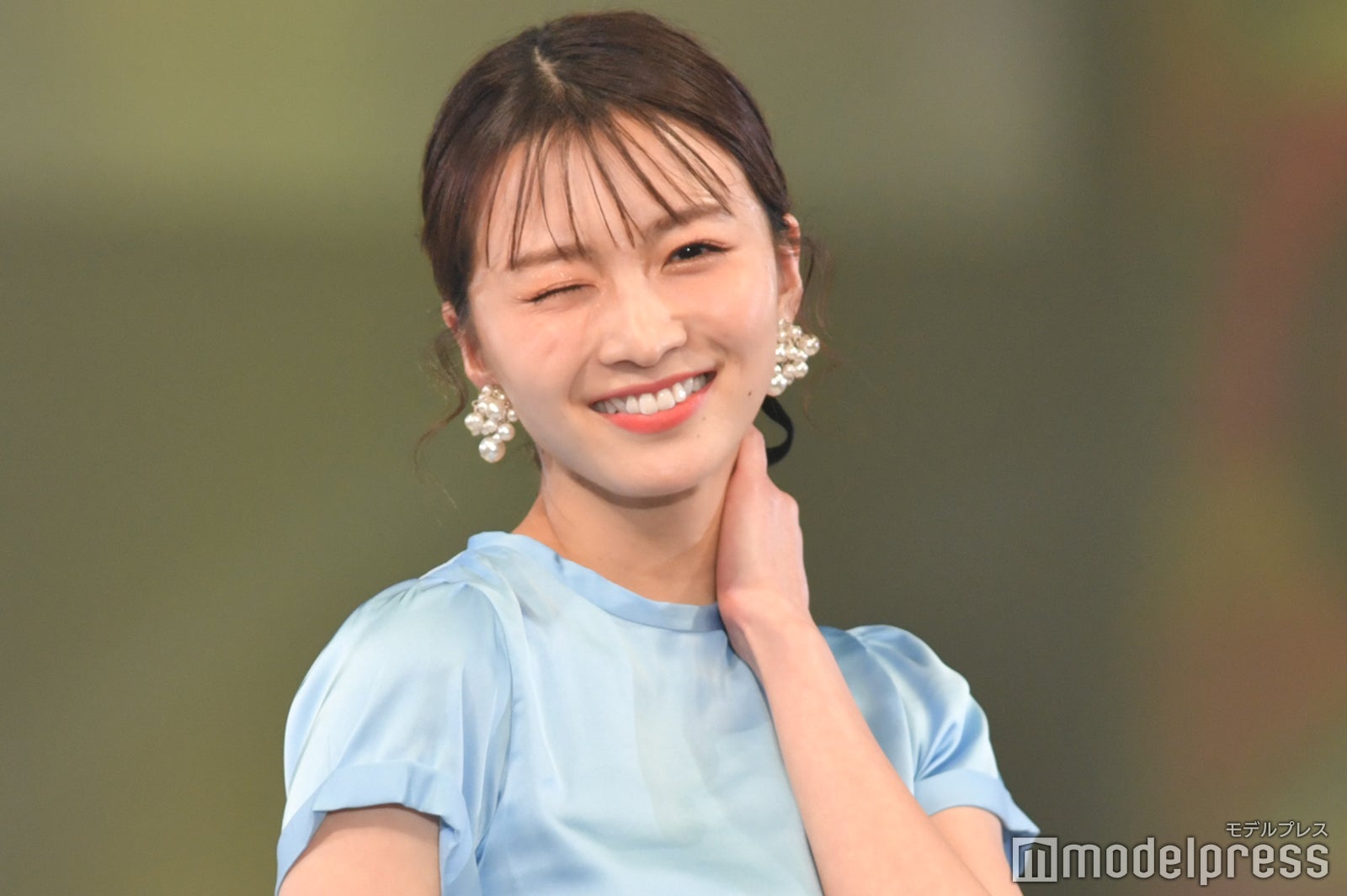 岡崎紗絵、美ウエスト際立つ ウインクに悶絶＜札幌コレクション 2023 S／S＞