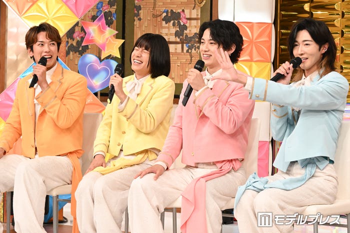 じん(オレンジ)の下ネタに「うちのじんがすみません」とフォローするサカイJr.(ブルー)/モナキ(C)モデルプレス