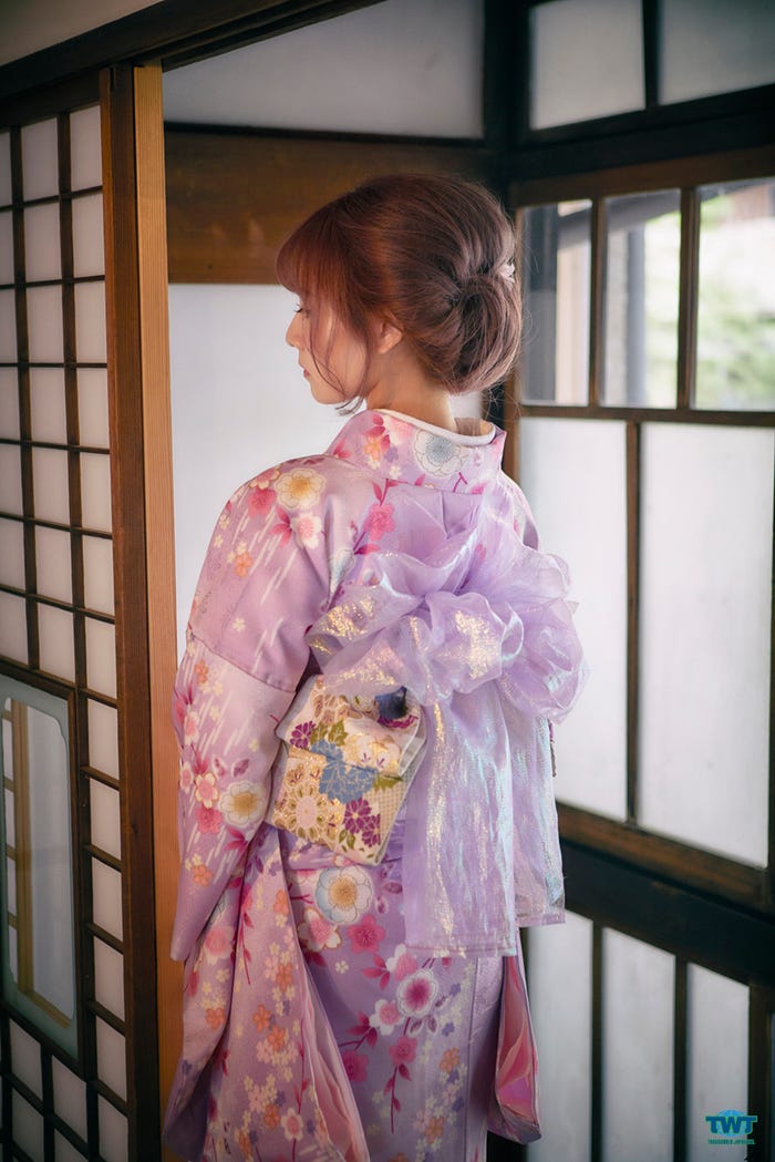 佐藤すみれ/フォトブック『すみれ色の魔法』より(2月25日発売)/提供写真