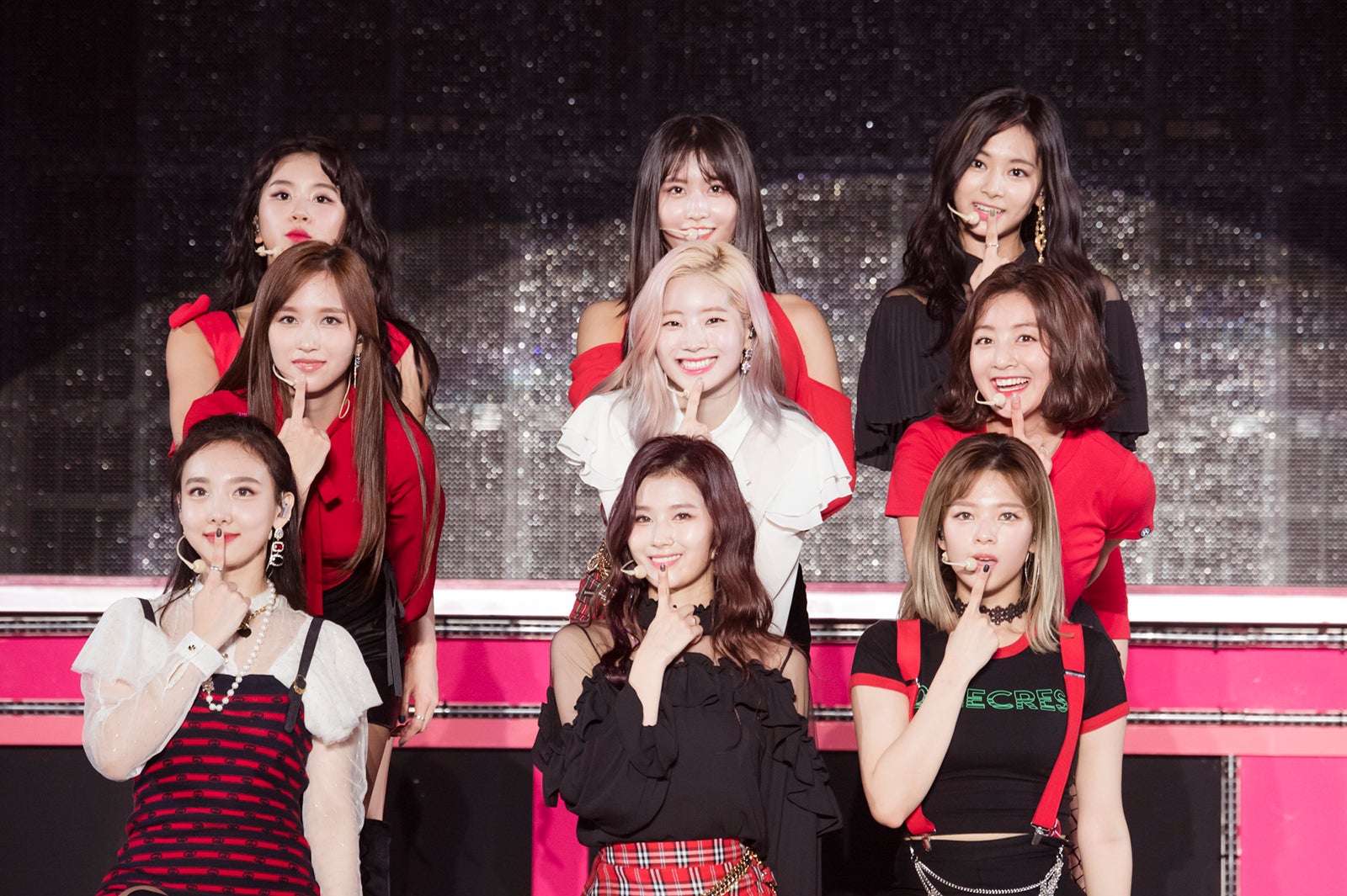TWICE、ドームツアー決定／1列目左から：ナヨン、サナ、ジョンヨン、2列目左から：ミナ、ダヒョン、ジヒョ、3列目左から：チェヨン、モモ、ツウィ（提供写真）