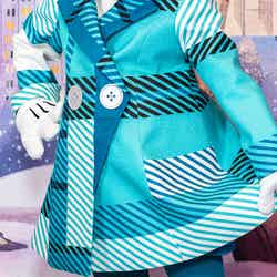 ターコイズブルーを基調に大胆なチェック柄のコート※画像はイメージ（C）Disney