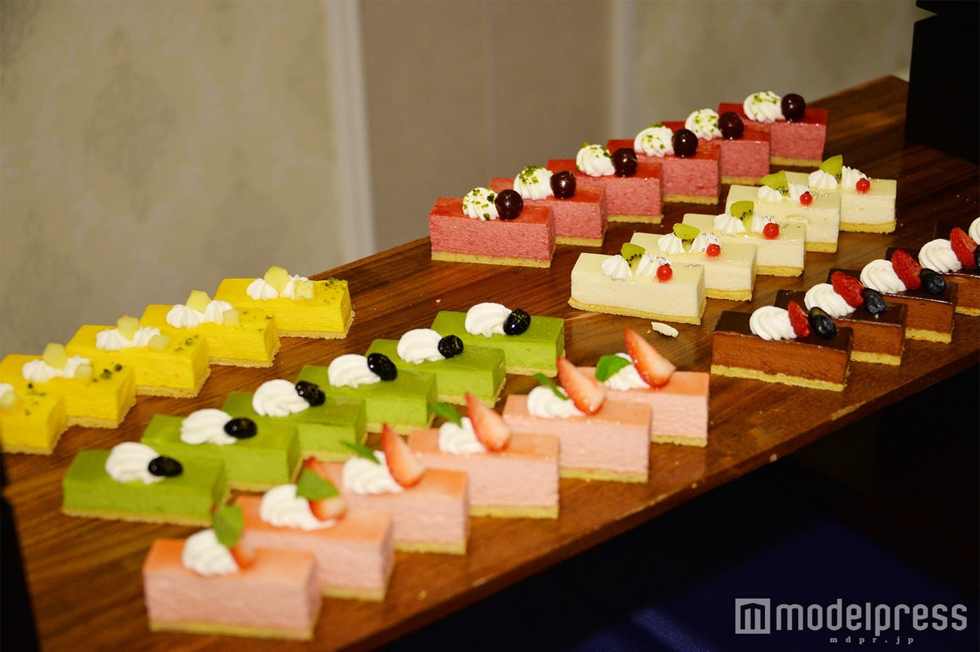 ビュッフェスタイルの豪華料理 (C)モデルプレス