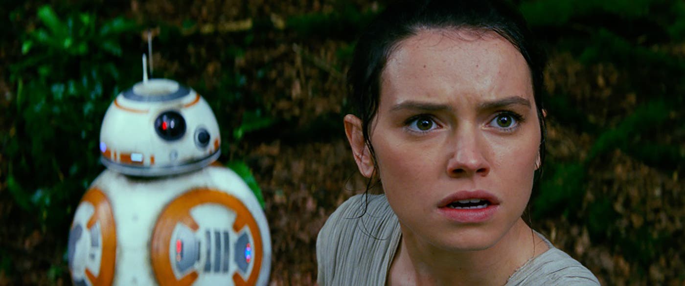 (左から)BB-8、レイ/『スター・ウォーズ/フォースの覚醒』より(C)2016 & TM Lucasfilm Ltd. All Rights Reserved.