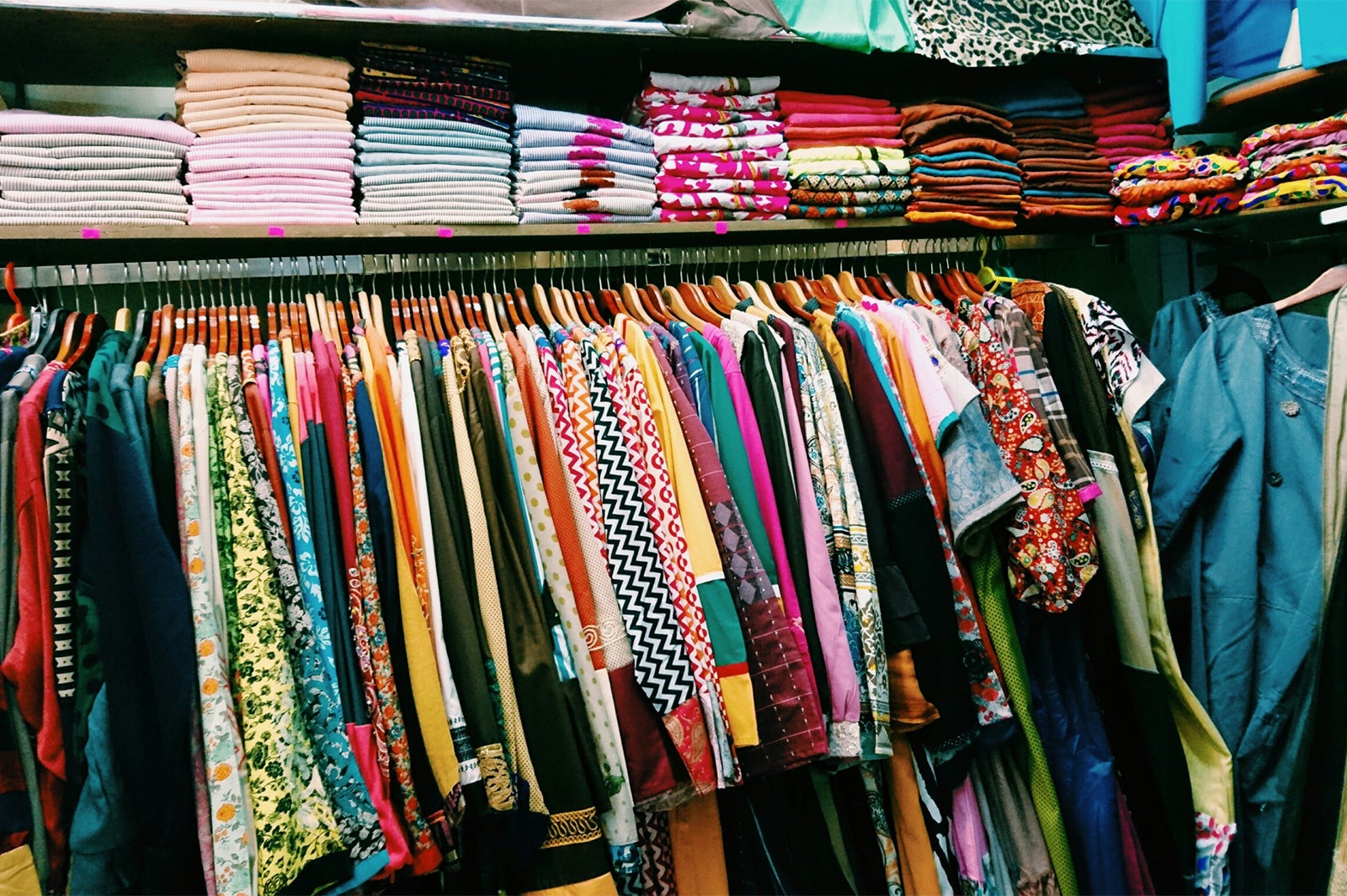 色鮮やかなお洋服／画像提供：所属事務所